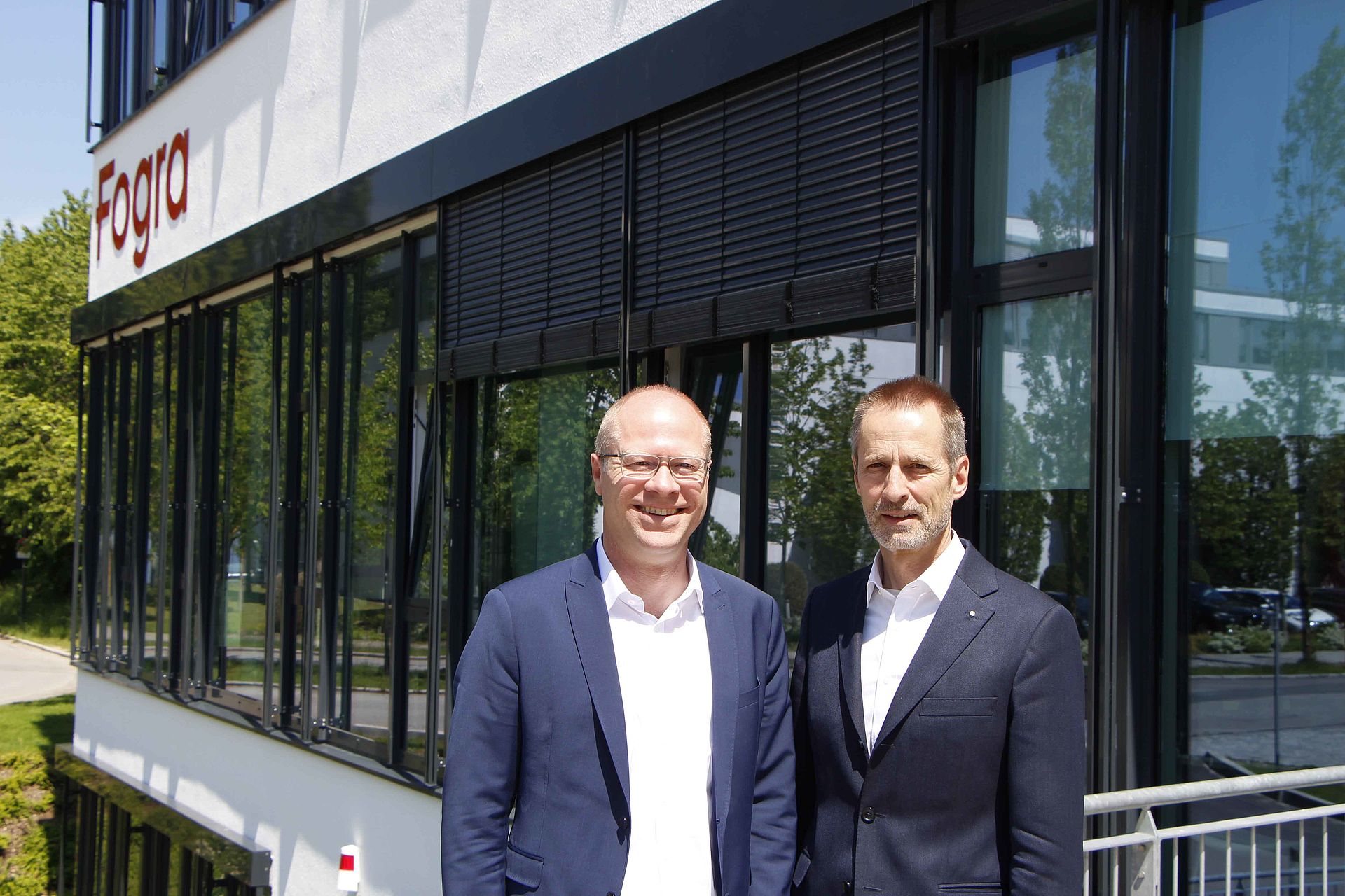 Dr Neufeld und Herr Aumüller vor dem Fogra Institut