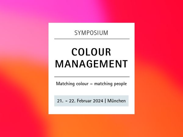 Colour Management Symposium 2024: Farbverlauf in Rot, Orange und Lila mit Schrift