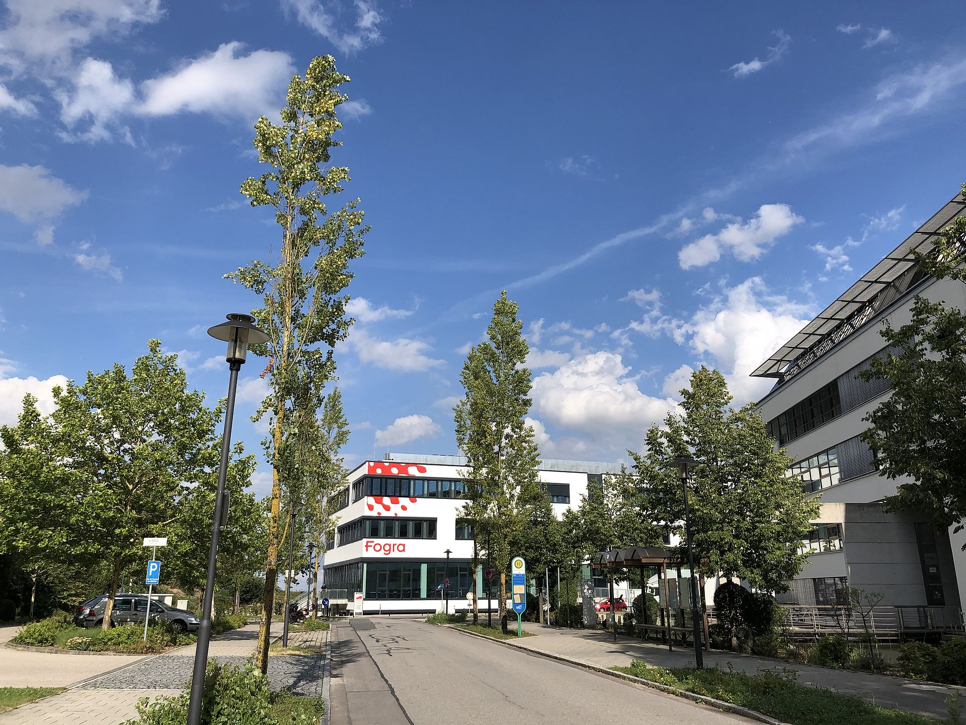 Foto der Straße vor dem Fogra Institut